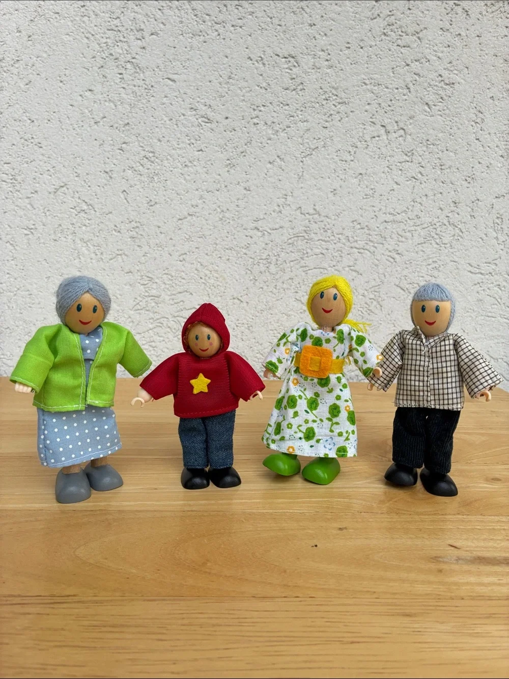 Hape happy wooden family  4 characters